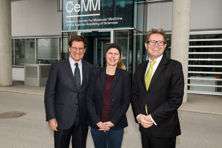 From L to R: CeMM Scientific Director Giulio Superti-Furga, CeMM Administrative Director Anita Ender and Austrian Minister Martin Polaschek (© Piero Chiussi / CeMM).