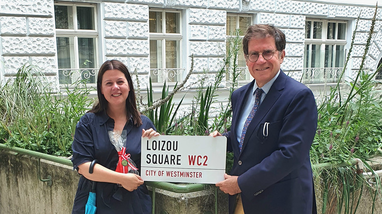 Joanna Loizou receives a commemorative plaque from CeMM Scientific Director Giulio Superti-Furga.